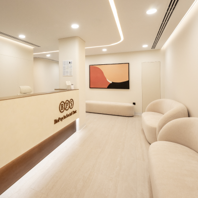 Therapist meeting with a patient in a calm clinical setting